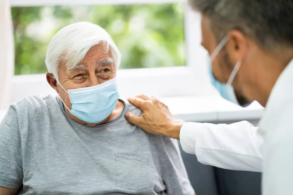 Doctor Talking Elderly Patient Home — Stock Photo, Image