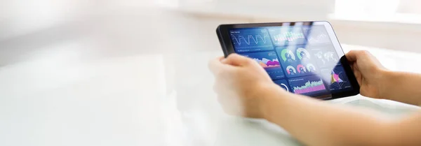 Asesora Comercial Marketing Usando Tablet Computer Escritorio —  Fotos de Stock