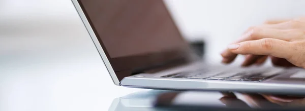 Corporate Employee Business Training Auf Laptop Computer — Stockfoto