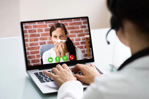 Doctor Talking Patient Video Chat Laptop Desk — Stock Photo, Image