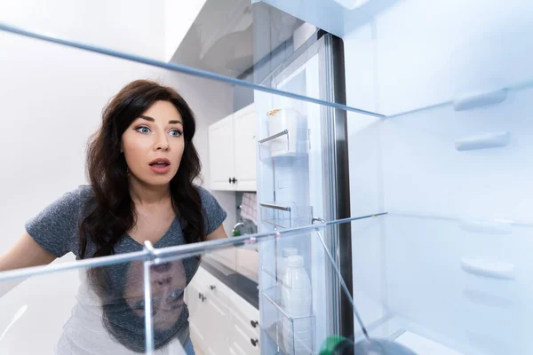 Buscando Refrigerador Vacío Refrigerador Con Puerta Abierta — Foto de Stock