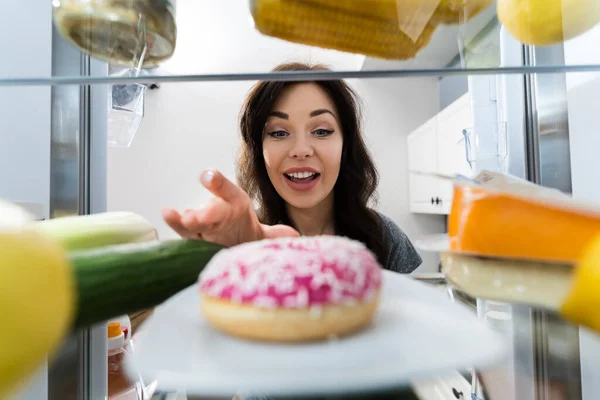 Jovem Feliz Tomando Donut Geladeira Congelador — Fotografia de Stock