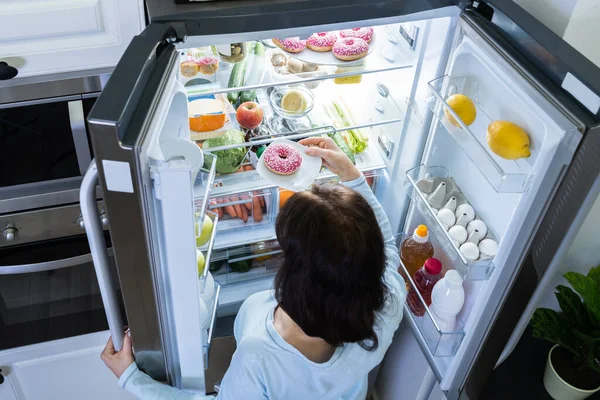 Hungrige Frau Der Nacht Mit Offenem Kühlschrank — Stockfoto