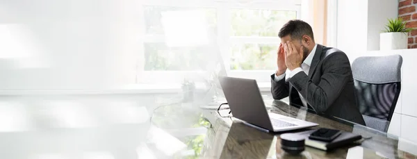 Stresowany Mężczyzna Migreną Bólem Głowy Przed Komputerem — Zdjęcie stockowe