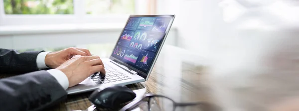 Geschäftsmann Mit Business Analytics Informationstechnologie Auf Laptop — Stockfoto