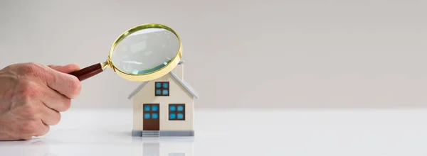Home Inspection House Appraisal Using Magnifying Glass — Stock Photo, Image