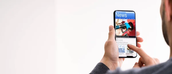 Artigo Jornal Leitura Linha Telefone Móvel — Fotografia de Stock