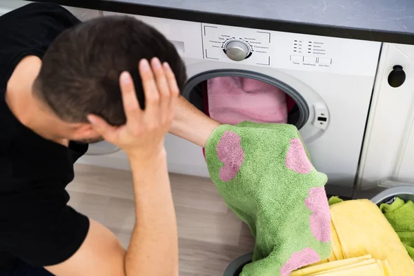 Mann Wäscht Wäsche Flecken Auf Der Kleidung Nach Der Waschmaschine — Stockfoto