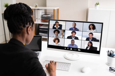 Afrikalı Kadın Video Konferansı İş Görüşmesi Bilgisayar Ekranında
