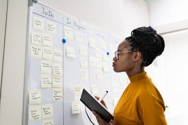 Gemiye Kanban Planı Yazan Afrikalı Amerikalı Kadın