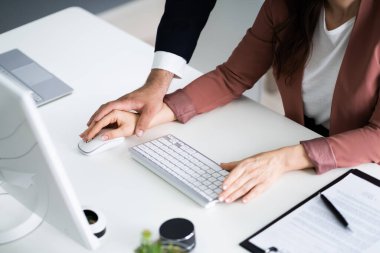 İş yerinde cinsel taciz vakası. Rahatsız Edilen Kadın