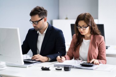Vergi Denetleme ve Hesaplama Yapan İş Muhasebecileri Hesap Makinesi Kullanıyor