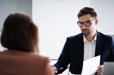 İş görüşmesi için. İş Yöneticisi Toplantıda Personel Alıcısıyla Konuşuyor