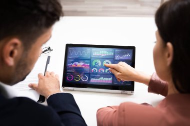 Dizüstü bilgisayardaki ya da Dijital Tabletteki KPI Veri İşletmeleri Kontrol Paneli