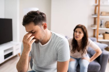 Üzgün Adam Kadın ile Aile Boşanması Tartışması