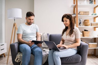 Aile Çift Koltukta Laptop ve Tablet Kullanıyor