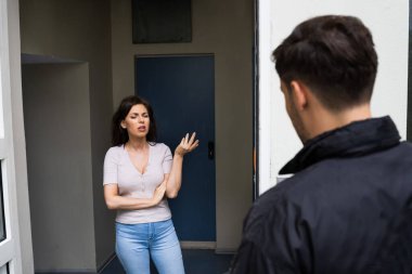 İcra Memuru Ya da Genç Kadının Tutuklanması