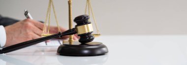 Boşanma Mahkemesi Yargıcı veya Avukatı Mahkemede