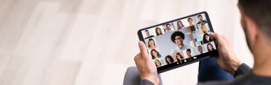 Ev video konferansından Çalışma Webinar Çağrısı