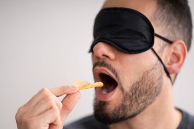 Kör Tat. Gözü bağlı gıda testi. Erkek Yüzlü
