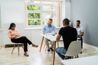 Sosyal Mesafeli Ofiste İş Görüşmesi