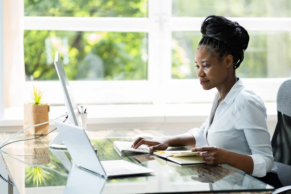 Mujer Profesional Feliz Empleado Usando Computadora Para Trabajo —  Fotos de Stock