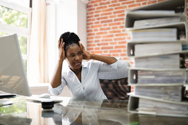 아프리카계 미국인 사업가가 피곤하고 스트레스를 — 스톡 사진