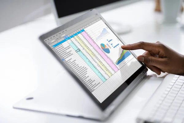 Analista Finanziario Che Utilizza Software Spreadsheet Sul Computer Portatile — Foto Stock