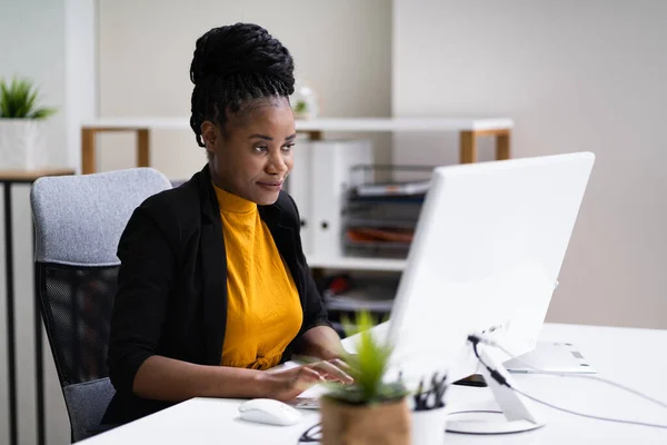 Happy Professional Woman Employee Menggunakan Komputer Untuk Kerja — Stok Foto