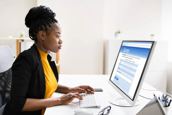 Indagine Riempimento Della Donna Africana Sondaggio Modulo Sul Computer Desktop — Foto Stock