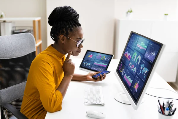 Africano Americano Dados Negócios Analista Mulher Usando Computador — Fotografia de Stock