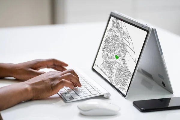 Afro Americano Usando Mapa Cadastral Levantamento Laptop — Fotografia de Stock