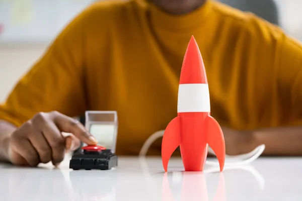 Tombol Peluncuran Roket Merah Kecepatan Karir Awal — Stok Foto