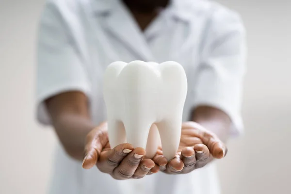 Αφρο Αμερικανίδα Οδοντίατρος Λεύκανση Δοντιών — Φωτογραφία Αρχείου