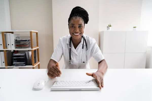 Gelukkig Afrikaans Vrouw Met Stethoscoop Ziekenhuis — Stockfoto