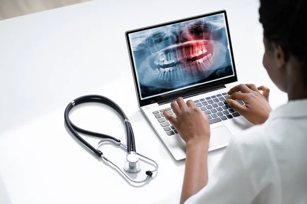 Lekarz Dentysta Patrząc Zęby Xray Korzystanie Oprogramowania Komputerowego — Zdjęcie stockowe