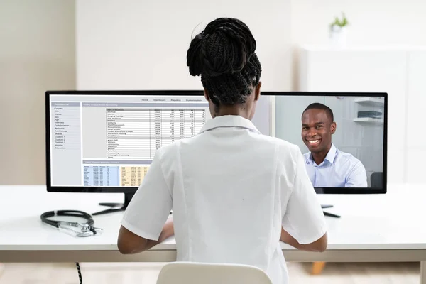 Médico Africano Vídeo Conferência Chamada Conversando Com Paciente — Fotografia de Stock