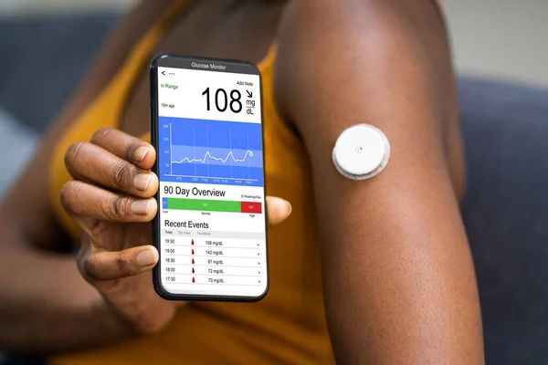 Sürekli Glikoz Monitörü Kan Şekeri Testi Akıllı Telefon Uygulaması — Stok fotoğraf