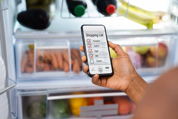 Afrikaanse Consument Met Behulp Van Mobiele Telefoon Shopping App — Stockfoto