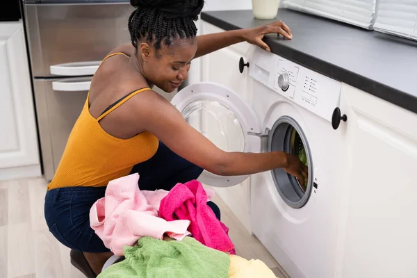 Vrouw Laden Vuile Kleren Wasmachine Voor Wassen Nutsruimte — Stockfoto