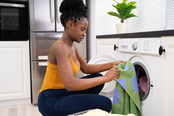 Vrouw Kleren Bleekmiddel Wasserij Kleurvlekken — Stockfoto