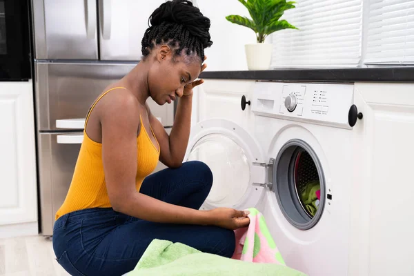Frau Wäscht Kleidung Bleiche Wäsche Farbe Flecken — Stockfoto