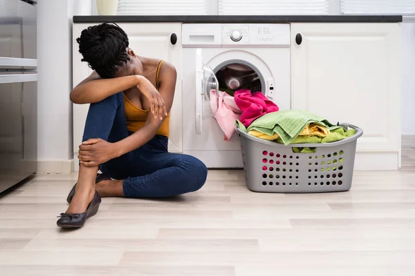 洗衣机悲伤地沮丧的非洲妇女 — 图库照片
