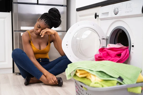 Waschmaschine Beunruhigt Traurig Frustrierte Afrikanerin — Stockfoto
