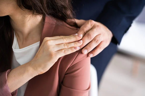 Sexuelle Belästigung Arbeitsplatz Unangemessenes Berühren Der Schulter — Stockfoto