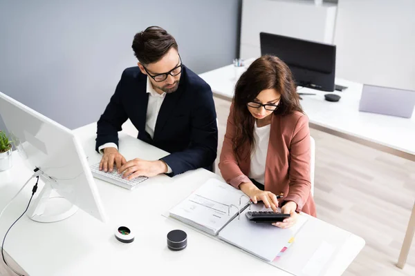 Contador Negocios Personas Que Realizan Auditorías Fiscales Contabilidad Utilizando Calculadora — Foto de Stock