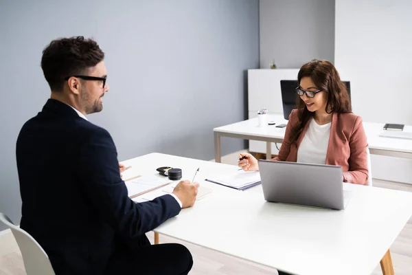 Entrevista Emprego Gerente Negócios Conversando Com Recrutador Reunião — Fotografia de Stock