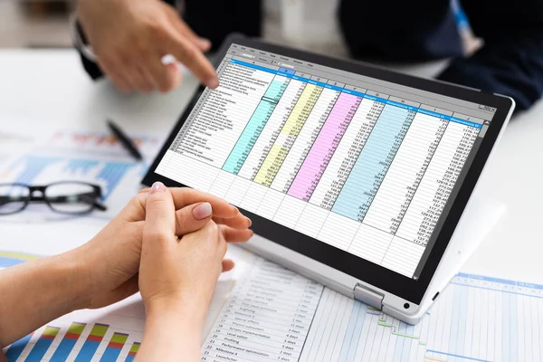 컴퓨터 Spreadsheet Spreadsheet Using Laptop — 스톡 사진