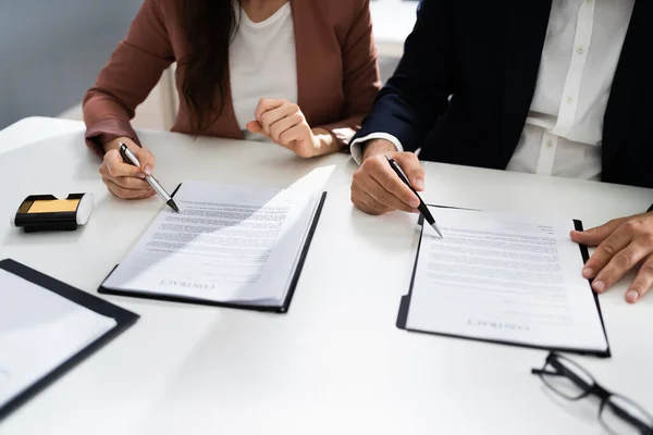 Anwalt Prüft Dokument Vor Der Unterzeichnung — Stockfoto