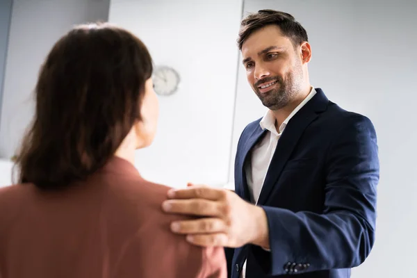 Uomo Mettendo Mano Sulla Spalla Della Donna — Foto Stock